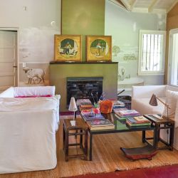 La casa cuenta con dos livings, uno más tradicional y otro un poco más íntimo. En ambos abundan los libros. 