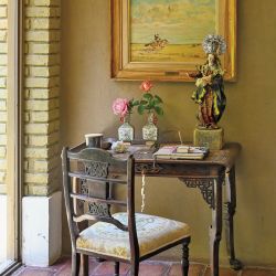 Aquí nunca faltan las flores frescas en los floreros  ni un espacio donde sentarse a leer o escribir. 