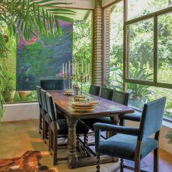 Para lograr un comedor donde entrara su gran familia, cerraron galerías, siempre dejando grandes ventanales.