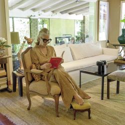 En invierno, este rincón es el preferido de Grace para sentarse a leer con la chimenea encendida. 