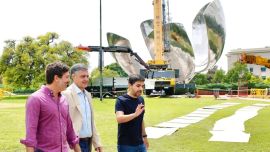 Finalizó el megaoperativo de restauración de la Floralis Genérica: llegó desde Baradero el segundo y último pétalo