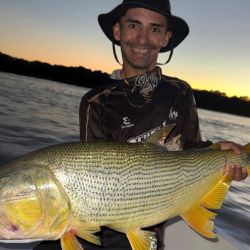 Causo sorpresa la captura de un surubí pintado de 1,67 metros, un pez con un peso estimado superior a los 50 kilos, un verdadero monumento viviente del Paraná.