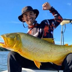 Causo sorpresa la captura de un surubí pintado de 1,67 metros, un pez con un peso estimado superior a los 50 kilos, un verdadero monumento viviente del Paraná.