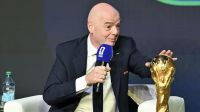 Gianni Infantino con la Copa del Mundo