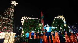 Con el encendido de luces, la Ciudad celebró frente al Obelisco el espíritu de la Navidad