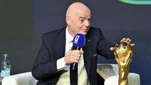 Gianni Infantino con la Copa del Mundo