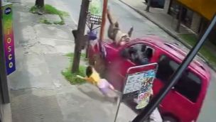 Un hombre y sus hijas atropellados desde atrás por una camioneta 09122025