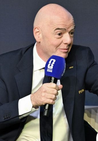 Gianni Infantino con la Copa del Mundo