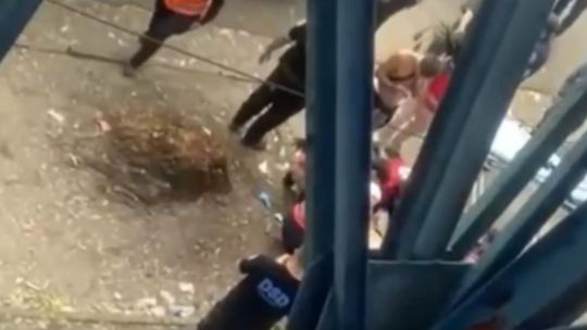 Un hincha de Gimnasia cayó desde la tribuna Centenario y sufrió graves heridas antes del clásico