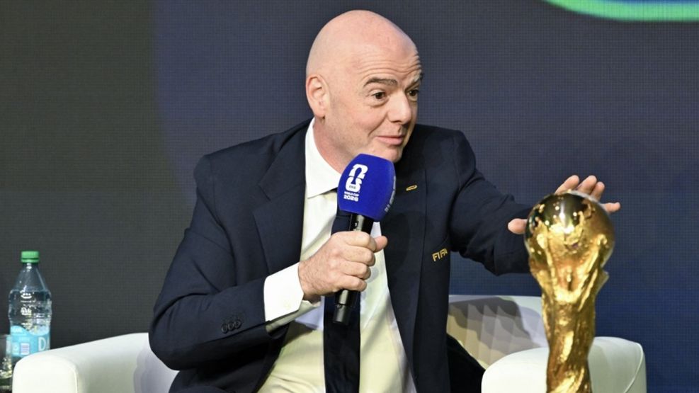 Gianni Infantino con la Copa del Mundo