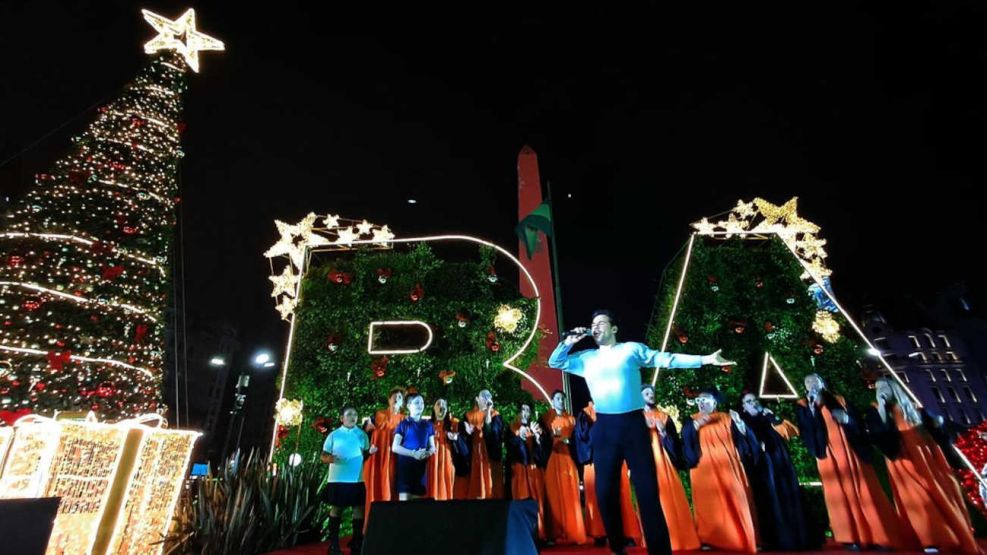 Obelisco encendido de luces por la proximidad de Navidad 20251208