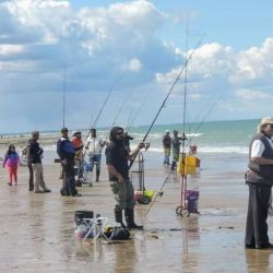 Para miles de pescadores que cada año eligen la zona, la posibilidad de pescar en distintas franjas de la costa es la esencia del viaje.