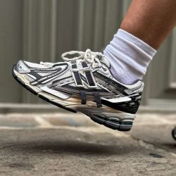 Zapatillas retro futuristas.