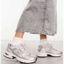 Zapatillas retro futuristas.