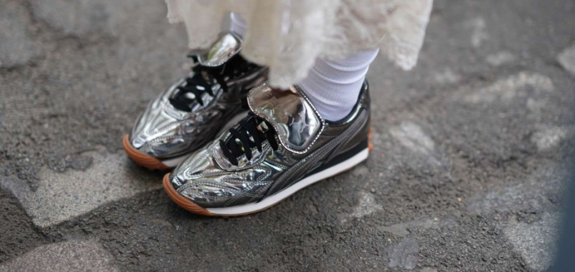 Zapatillas plateadas: el calzado cómodo, retro y futurista que es tendencia este verano