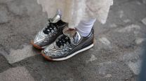 Zapatillas plateadas: el calzado cómodo, retro y futurista que es tendencia este verano