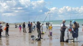 Para miles de pescadores que cada año eligen la zona, la posibilidad de pescar en distintas franjas de la costa es la esencia del viaje.