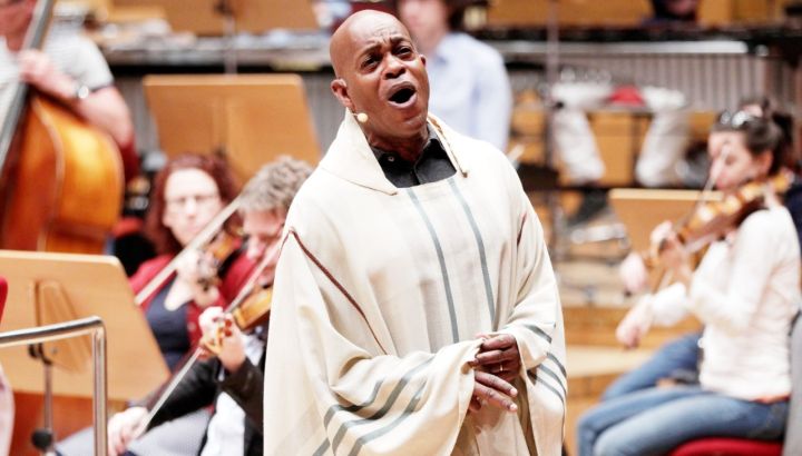 El cantante Jubilant Sykes fue asesinado a puñaladas: su hijo fue detenido en el lugar