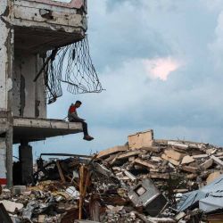 Un hombre se sienta en el borde de un edificio destruido en el barrio de Al-Saftawi, al oeste de la ciudad de Jabalia, en el norte de la Franja de Gaza,  | Foto:AFP