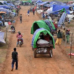 Personas desplazadas llegan a un campamento temporal en la provincia camboyana de Oddar Meanchey en medio de enfrentamientos en la frontera entre Camboya y Tailandia. El 11 de diciembre se reanudaron los combates en la frontera entre Camboya y Tailandia, con combates cerca de templos centenarios, antes de la esperada llamada telefónica del presidente estadounidense Donald Trump a los líderes de ambos países. | Foto:AFP