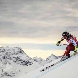 La austriaca Nina Ortlieb salta durante el entrenamiento de descenso femenino de la Copa del Mundo de Esquí Alpino FIS 2025-2026 en St. Moritz, sureste de Suiza | Foto:AFP
