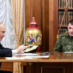 En esta foto compartida, distribuida por la agencia estatal rusa Sputnik, el presidente ruso, Vladímir Putin (izq.), y el comandante de la 123.ª Brigada de Fusileros Motorizados, Denis Pirogov (der.), participan en una reunión con oficiales militares rusos por videoconferencia en Moscú sobre la situación en la zona de la denominada "operación militar especial" en Ucrania. Rusia anunció  que sus tropas habían tomado el control total de Siversk, ciudad ucraniana en la región oriental de Donetsk, uno de los asentamientos clave donde los combates se han intensificado en las últimas semanas. | Foto:AFP