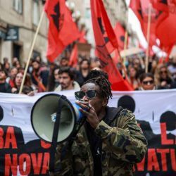 Un hombre habla por megáfono durante una manifestación durante una huelga general contra un proyecto de reforma del código laboral, convocada por los dos principales sindicatos del país en Lisboa . Una interrupción generalizada afecta al transporte aéreo, los hospitales y las escuelas portuguesas, ya que los sindicatos convocaron la mayor huelga nacional en más de una década en protesta contra un proyecto de ley que busca simplificar los procedimientos de despido, ampliar la duración de los contratos temporales y ampliar los servicios mínimos requeridos durante una huelga. | Foto:AFP