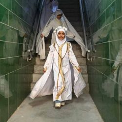 Jóvenes iraquíes que han alcanzado la edad para usar un hiyab, se visten con el velo que usan muchas mujeres musulmanas por primera vez durante una ceremonia organizada en el Estadio Internacional de Basora en la ciudad de Basora, al sur de Irak,  | Foto:AFP