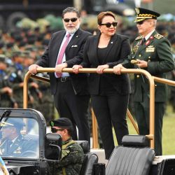 La presidenta hondureña, Xiomara Castro, el viceministro de Defensa Nacional, Orlando Garner (izq.), y el jefe de las Fuerzas Armadas, general Roosevelt Hernández (der.), pasan revista a las tropas durante la celebración del bicentenario del Ejército hondureño en Tegucigalpa. El Ejército hondureño voló el miércoles para garantizar una transición fluida del poder, independientemente del ganador de las elecciones presidenciales del 30 de noviembre, en las que aún se están contando los votos en medio de acusaciones de interferencia | Foto:AFP