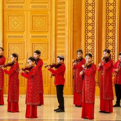  Músicos tocan el violín durante la ceremonia de apertura e inauguración del renovado Monumento a la Neutralidad en Asjabad, al sur de Turkmenistán, en vísperas del 30.º aniversario de la neutralidad de Turkmenistán. | Foto:AFP