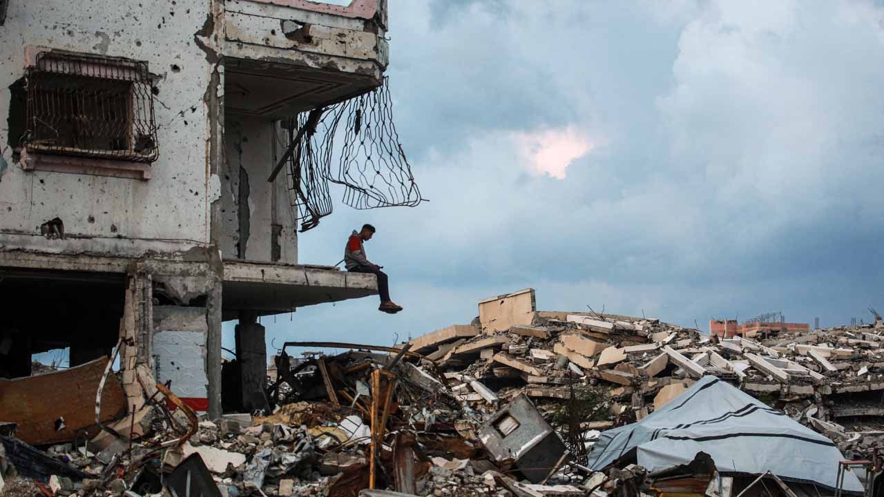 Un hombre se sienta en el borde de un edificio destruido en el barrio de Al-Saftawi, al oeste de la ciudad de Jabalia, en el norte de la Franja de Gaza,  | Foto:AFP