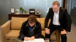 Milei firmando Texto del proyecto de reforma laboral 11122025