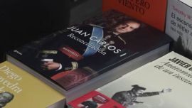 Diez libros premiados y recomendados para regalar esta Navidad 2025