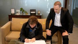 Recién aterrizado, Javier Milei firmó el texto del proyecto de reforma laboral que el gobierno enviará al Congreso