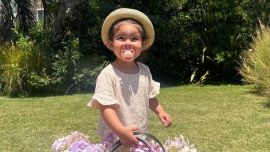 El look veraniego de Sarah Burlando para la colonia: mono corto total black, lentes fashion-chic y chupete a juego