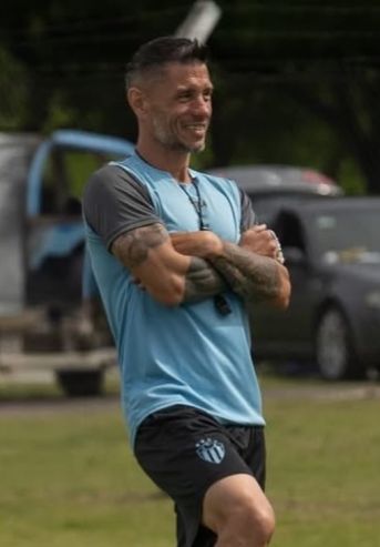 Cristian Tula entrenando a Argentino de Merlo