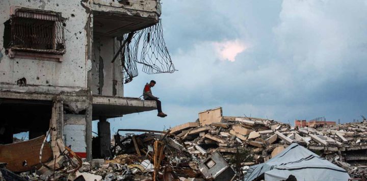 Un hombre se sienta en el borde de un edificio destruido en el barrio de Al-Saftawi, al oeste de la ciudad de Jabalia, en el norte de la Franja de Gaza, 
