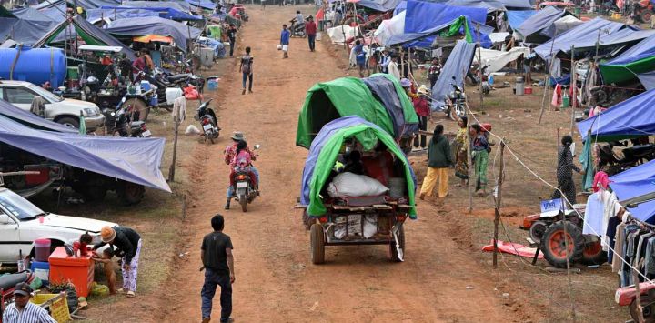 Personas desplazadas llegan a un campamento temporal en la provincia camboyana de Oddar Meanchey en medio de enfrentamientos en la frontera entre Camboya y Tailandia. El 11 de diciembre se reanudaron los combates en la frontera entre Camboya y Tailandia, con combates cerca de templos centenarios, antes de la esperada llamada telefónica del presidente estadounidense Donald Trump a los líderes de ambos países.