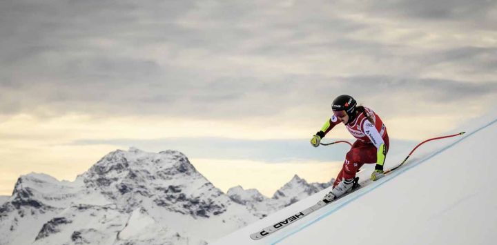 La austriaca Nina Ortlieb salta durante el entrenamiento de descenso femenino de la Copa del Mundo de Esquí Alpino FIS 2025-2026 en St. Moritz, sureste de Suiza