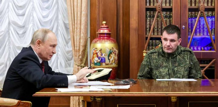 En esta foto compartida, distribuida por la agencia estatal rusa Sputnik, el presidente ruso, Vladímir Putin (izq.), y el comandante de la 123.ª Brigada de Fusileros Motorizados, Denis Pirogov (der.), participan en una reunión con oficiales militares rusos por videoconferencia en Moscú sobre la situación en la zona de la denominada "operación militar especial" en Ucrania. Rusia anunció  que sus tropas habían tomado el control total de Siversk, ciudad ucraniana en la región oriental de Donetsk, uno de los asentamientos clave donde los combates se han intensificado en las últimas semanas.