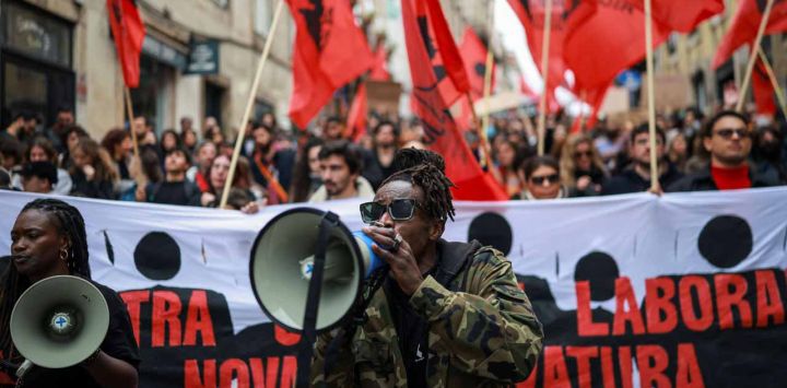 Un hombre habla por megáfono durante una manifestación durante una huelga general contra un proyecto de reforma del código laboral, convocada por los dos principales sindicatos del país en Lisboa . Una interrupción generalizada afecta al transporte aéreo, los hospitales y las escuelas portuguesas, ya que los sindicatos convocaron la mayor huelga nacional en más de una década en protesta contra un proyecto de ley que busca simplificar los procedimientos de despido, ampliar la duración de los contratos temporales y ampliar los servicios mínimos requeridos durante una huelga.