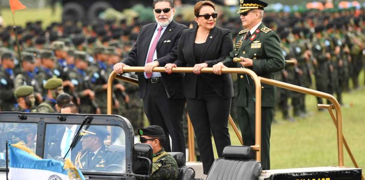 La presidenta hondureña, Xiomara Castro, el viceministro de Defensa Nacional, Orlando Garner (izq.), y el jefe de las Fuerzas Armadas, general Roosevelt Hernández (der.), pasan revista a las tropas durante la celebración del bicentenario del Ejército hondureño en Tegucigalpa. El Ejército hondureño voló el miércoles para garantizar una transición fluida del poder, independientemente del ganador de las elecciones presidenciales del 30 de noviembre, en las que aún se están contando los votos en medio de acusaciones de interferencia