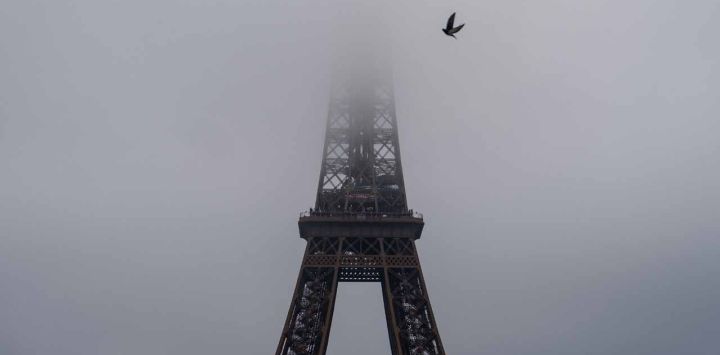 Esta fotografía muestra la Torre Eiffel en un día de niebla en París 