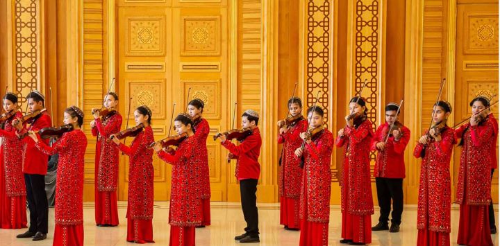  Músicos tocan el violín durante la ceremonia de apertura e inauguración del renovado Monumento a la Neutralidad en Asjabad, al sur de Turkmenistán, en vísperas del 30.º aniversario de la neutralidad de Turkmenistán.