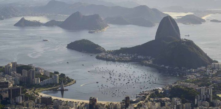  Esta vista del Pan de Azúcar en la Bahía de Guanabara en Río de Janeiro, Brasil,