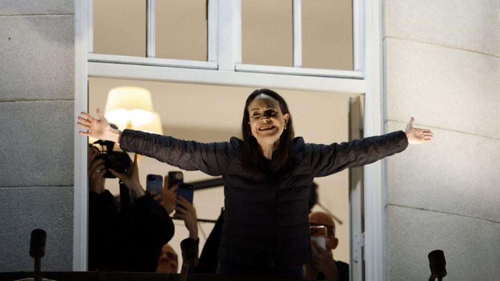 María Corina Machado saluda desde el balcón en Oslo