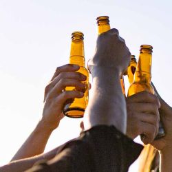 Brindis con cerveza 0 %. | Foto:Freepik