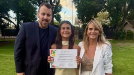 Uma Fabbiani, la hija de Amalia Granata eligió un look trendy para su fiesta de egresados: amarillo y con "bufanda"