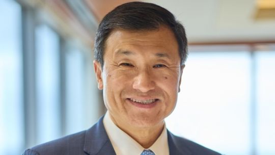 Lo apodan el “Warren Buffett chino”: ¿quién es el inversor que por sus decisiones y sus retornos marca tendencia