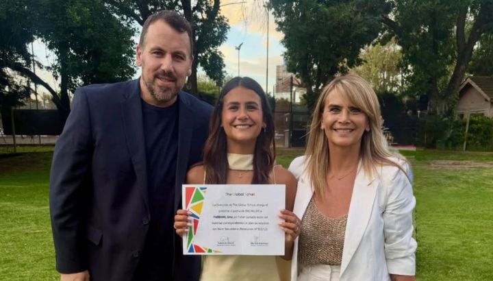 Uma Fabbiani, la hija de Amalia Granata eligió un look trendy para su fiesta de egresados: amarillo y con "bufanda"